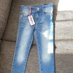 Never worn cute jeans for kids, size 4 and stretchy and 2 different colors🥺